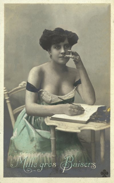 Chica escribiendo una carta de French Photographer